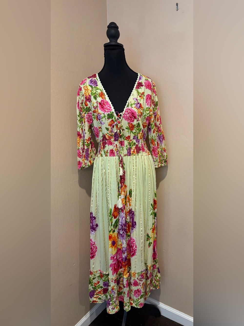 Beautiful Springtime Floral 3/4 Sleeve Maxi Dress, w/ Gold Threading, size XL